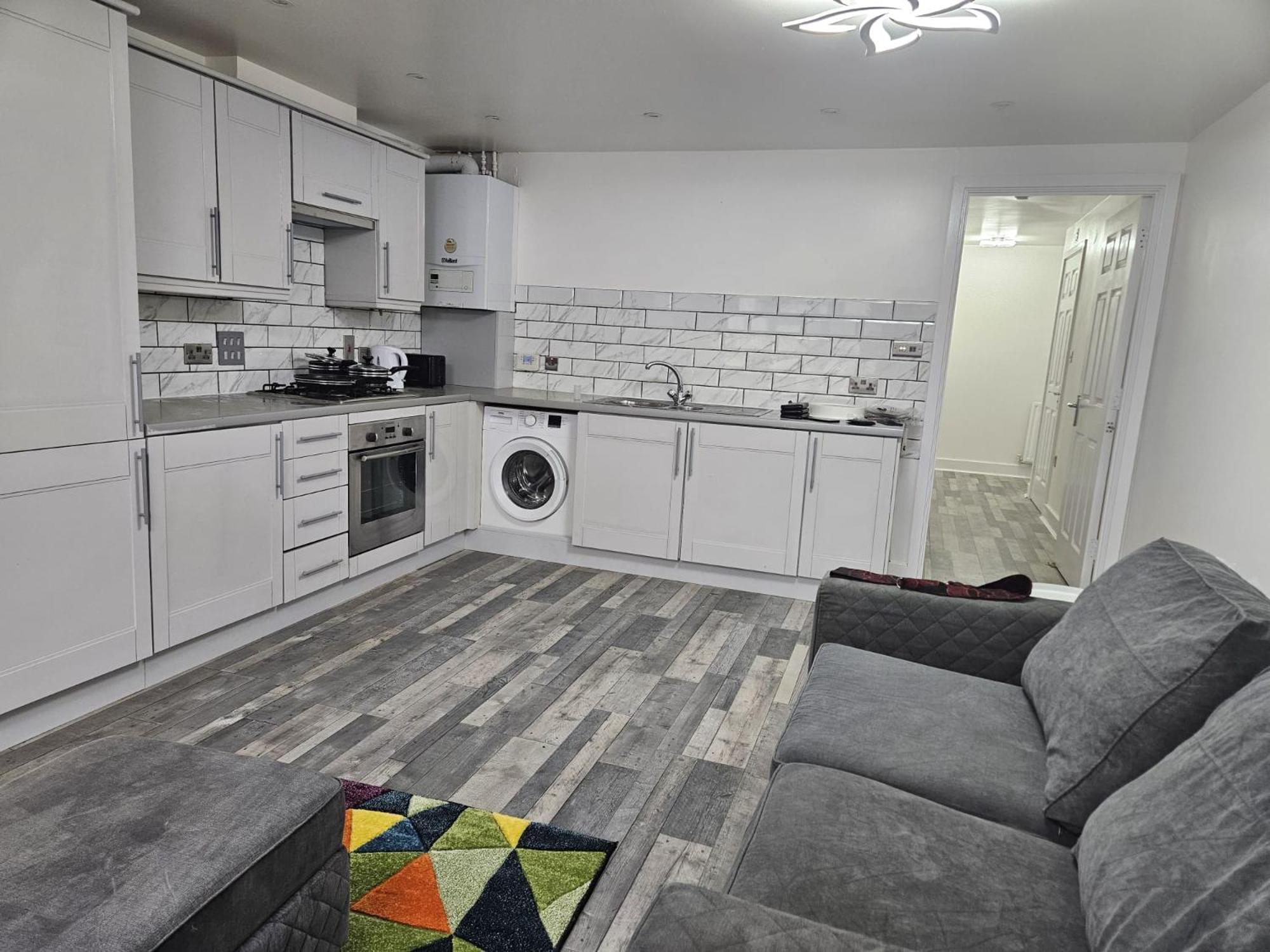 One Bedroom Flat Apartment *