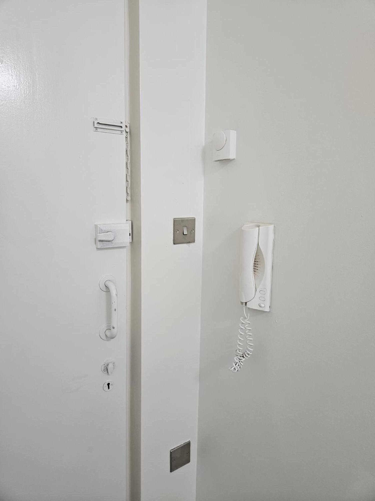 One Bedroom Flat Apartment *